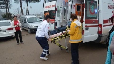 Otomobil Tir'a Çarptı: 3 Yaralı