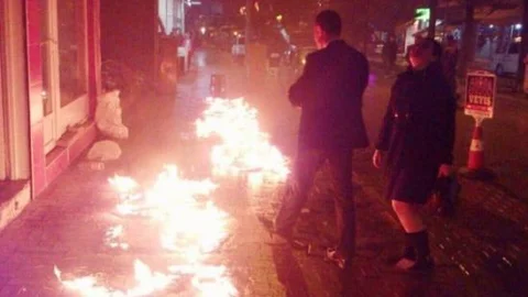 Eşi İçin Caddeyi Ateşe Verdi