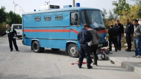 Cezaevi Aracına Çarpan Motosikletli Ağır Yaralandı