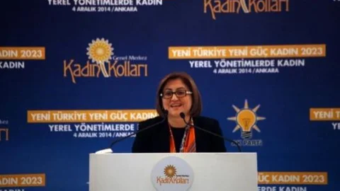 Başbakan Davutoğlu'ndan Başkan Şahin'e Teşekkür Plaketi