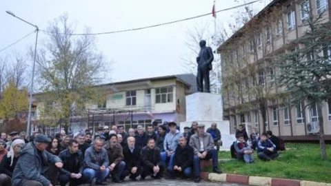 Tunceli'de Vatandaşlar Müftüyü Protesto Etti