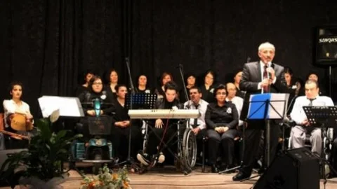 Türkülerle Engelleri Kaldırdılar