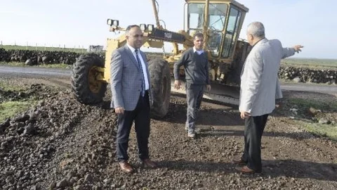 Siverek Belediyesi Köy Ve Mahalle Yollarını Onarıyor
