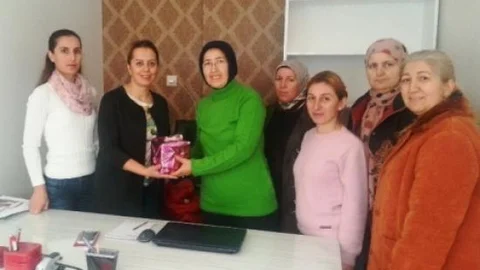 Ak Parti Kadın Kolları'ndan Muhtara Ziyaret
