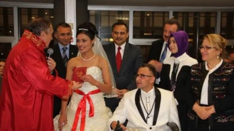 Engelli Genç Tekerlekli Sandalyeyle Dünya Evine Girdi