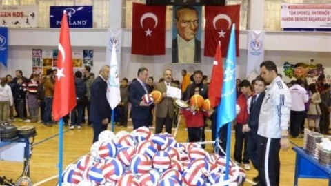 Öğrencileri Spora Teşvik Amaçlı Malzeme Yardımı Yapıldı