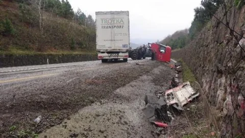 Kontrolden Çıkan Tir İstinat Duvarına Çarptı: 1 Yaralı