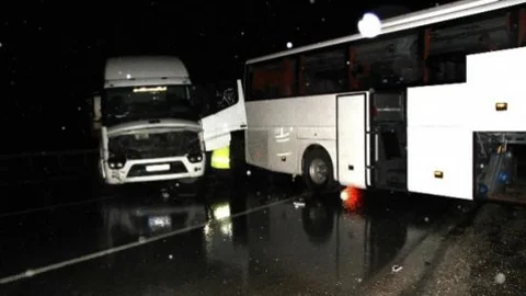 Yolcu Otobüsü İle Tir Çarpıştı: 7 Yaralı