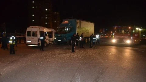 İşçi Taşıyan Midibüs İle Kamyon Çarpıştı: 1 Ölü 7 Yaralı
