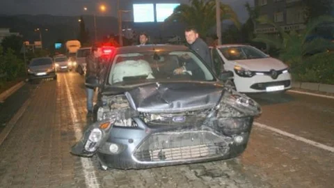 Marmaris'te Kırmızı Işıkta Zincirleme Trafik Kazası