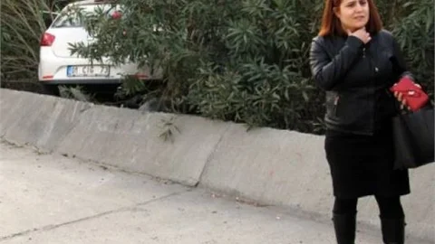 Tirın Sıkıştırdığı Kadın Sürücü Bariyerlere Çarptı