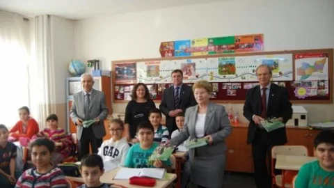 Anıtkabir'den Gönderilen Kitapları Öğrencilere Dağıttılar