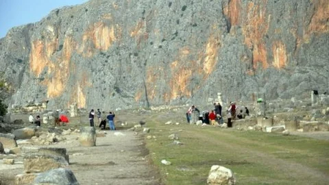 Anavarza'da Dünyanın İlk Duble Yolu Ortaya Çıkartılıyor