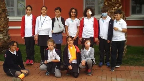 Öğrenciler Kendilerini Engelli Yapıp Okula Gitti