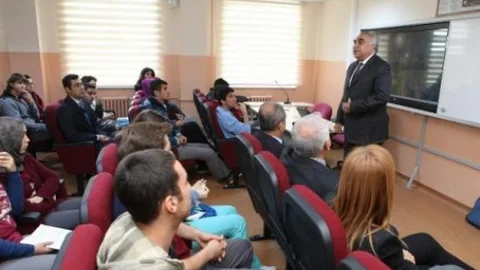 Akademisyenler Lise Öğrencilerine Çü'lü Olmanın Ayrıcalıklarını Anlattı