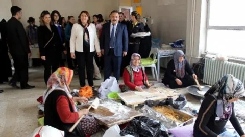 Polis Eşleri Öğrenciler İçin Kermes Düzenledi