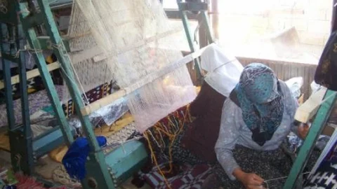 Korkuteli'nde Alafaradin Kilim Dokumacılığı Kursu Başladı