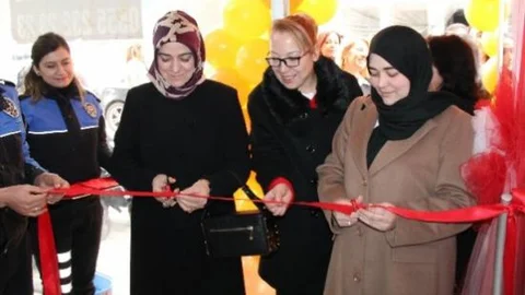 Polis Eşleri Öğrencilere Burs Vermek İçin 'kermes' Açtı