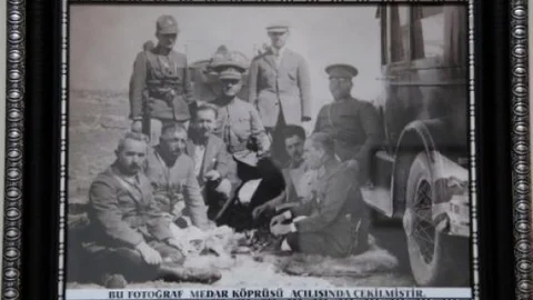 85 Yıllık Atatürk Fotoğrafını Hediye Etti