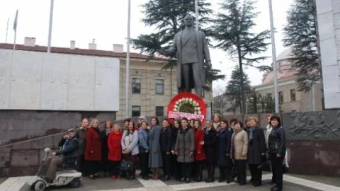 Chp'li Kadınlar Hakları İçin Çelenk Bıraktı