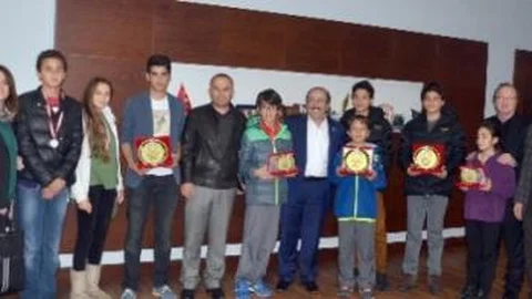 Başkan Gümrükçüoğlu Başarılı Tenisçileri Tebrik Etti