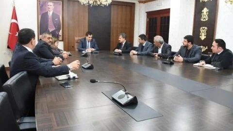 Vali Küçük Güneş Enerjisi Yatırımcıları İle Toplantı Yaptı