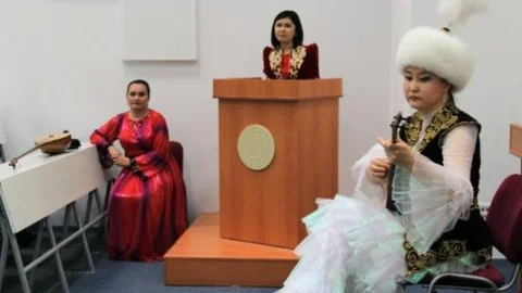 Aü'de Kazak Halk Müziği Dombra Dinletisi Gerçekleştirildi