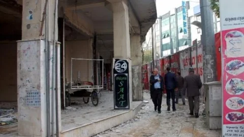 Yayalar İnşaatın İçerisinden İlerliyor