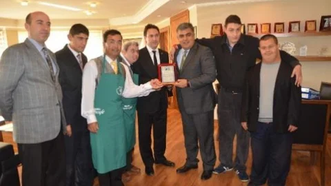 Başkan Özgüven'e Beyaz Ay Derneğinden Plaket