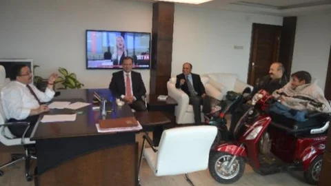 Akülü Araçları İle Makamında Kaymakamı Ziyaret Ettiler