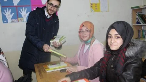 Gençler Kardeşlerine Kitap Topladı