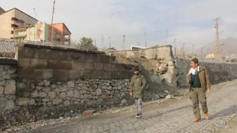 Hakkari'de Mezarlık Duvarları Onarılmayı Bekliyor