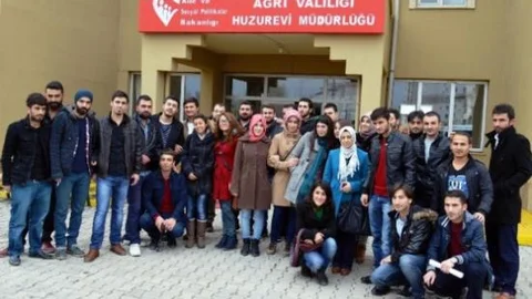Ağrılı Öğrenciler Huzur Evi Sakinlerini Ziyaret Etti