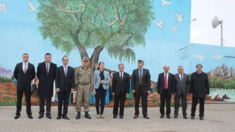 Vali Tapsız İle Protokol Üyeleri Elbeyli Konteyner Kentini Ziyaret Etti