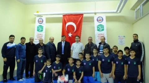 Darende Spor Güreşçilerine Malzeme Yardımı