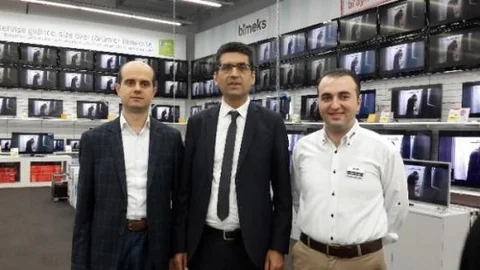 İndirimli Ürünleri Almak İçin Birbirleriyle Yarıştılar