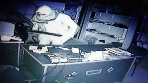 Hırsızlar Güvenlik Sistemleri Satan İşyerini Soydu