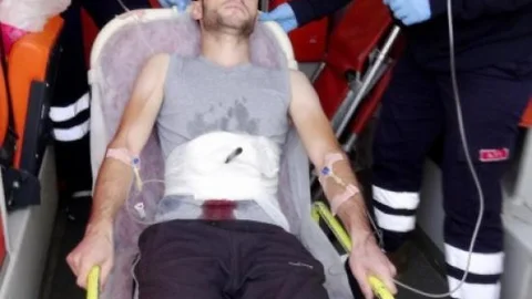 (özel Haber) Karnındaki Bıçakla Hastaneye Kaldırıldı