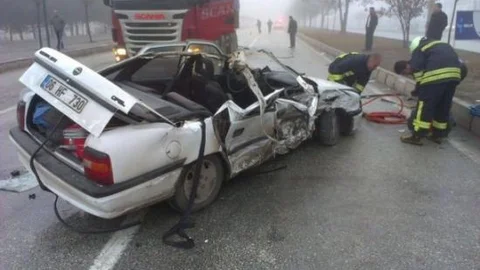 Otomobil Tir'a Arkadan Çarptı: 2 Yaralı