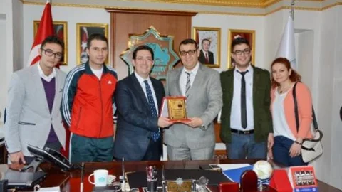 İşitme Engelli Sporculardan Başkan Yazgı'ya Teşekkür Plaketi