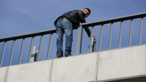 İntihara Kalkıştı Düşme Tehlikesi Geçirince Bariyerlere Tutundu