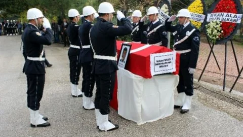 Bıçaklanarak Şehit Olan Polise Son Görev