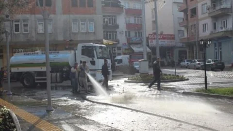 Kozcağız'da Çamur Olan Yollar Yıkanıyor