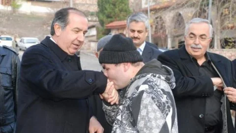 Ab Bakan Yardımcısı Kitabının İmza Töreninde Duygusal Anlar Yaşadı