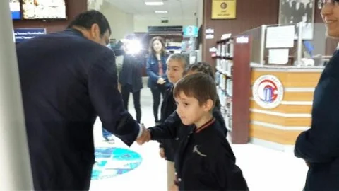 Öğrencilerden Çomü Kütüphanesine Destek