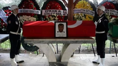 Şehit Polisin Cenazesi Toprağa Verildi