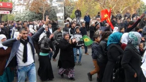 Diyarabakır'da Dbp'nin Yürüyüşünde Bayrak Gerginliği