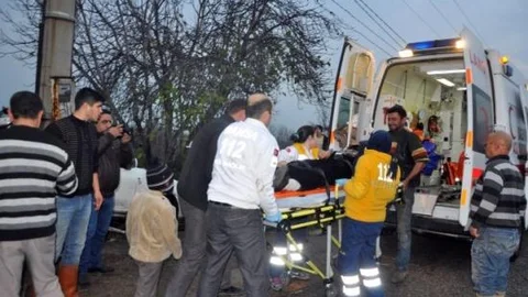 Kamyonet Elektrik Direğine Çarptı: 1 Yaralı