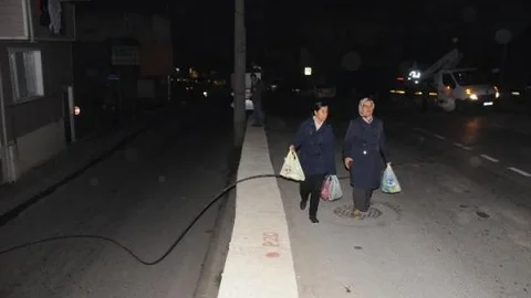 Kopan Yüksek Gerilim Hattı Yola Düştü