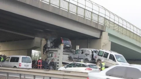 Tir'a Yüklenen Otomobil Tem'de Alev Aldı